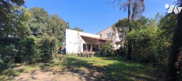 Centre ville de Saint-Aunès (34130), une maison comprenant 7 pièces, de 220 m², jardin piscinable.