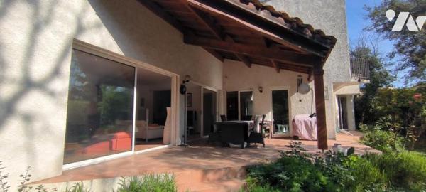 Centre ville de Saint-Aunès (34130), une maison comprenant 7 pièces, de 220 m², jardin piscinable.