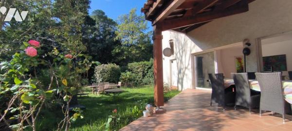 Centre ville de Saint-Aunès (34130), une maison comprenant 7 pièces, de 220 m², jardin piscinable.