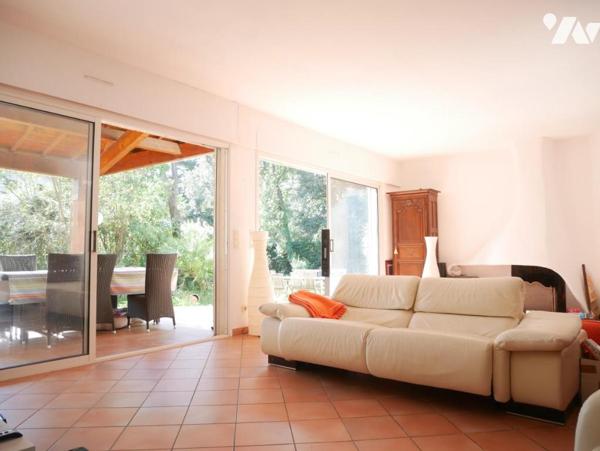 Centre ville de Saint-Aunès (34130), une maison comprenant 7 pièces, de 220 m², jardin piscinable.