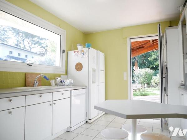 Centre ville de Saint-Aunès (34130), une maison comprenant 7 pièces, de 220 m², jardin piscinable.