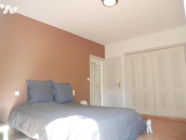 Centre ville de Saint-Aunès (34130), une maison comprenant 7 pièces, de 220 m², jardin piscinable.