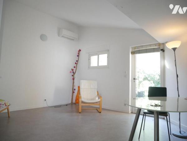 Centre ville de Saint-Aunès (34130), une maison comprenant 7 pièces, de 220 m², jardin piscinable.