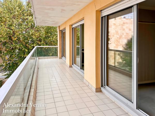 Appartement deux chambres terrasse, ascenseur, parking
