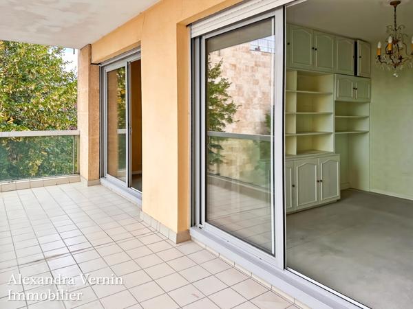 Appartement deux chambres terrasse, ascenseur, parking