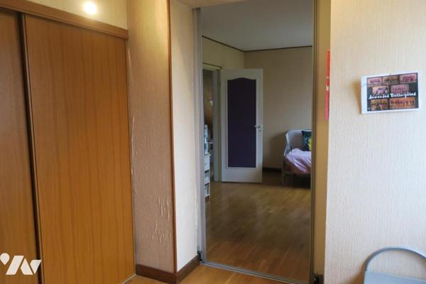 Maison T4 mitoyenne d'un côté - 3 garages - Cave - Terrasse - Jardin. 745 m² cadastré.