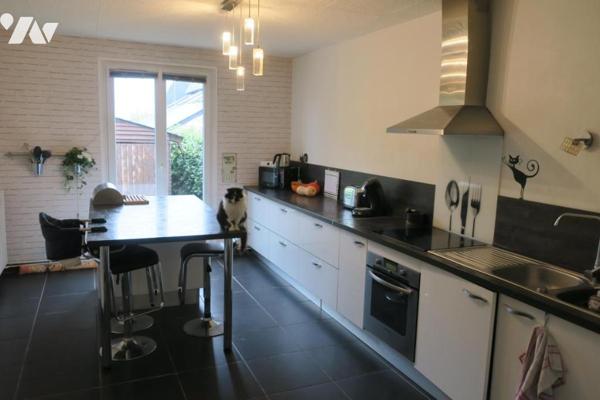 Maison T4 mitoyenne d'un côté - 3 garages - Cave - Terrasse - Jardin. 745 m² cadastré.