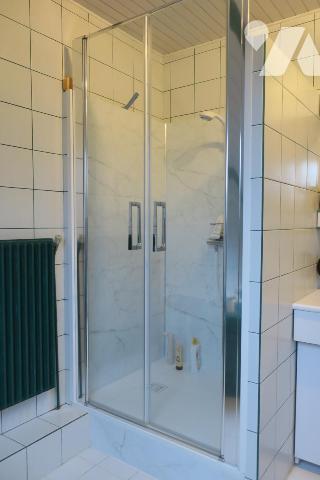 Maison T4 mitoyenne d'un côté - 3 garages - Cave - Terrasse - Jardin. 745 m² cadastré.