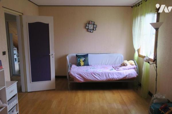 Maison T4 mitoyenne d'un côté - 3 garages - Cave - Terrasse - Jardin. 745 m² cadastré.