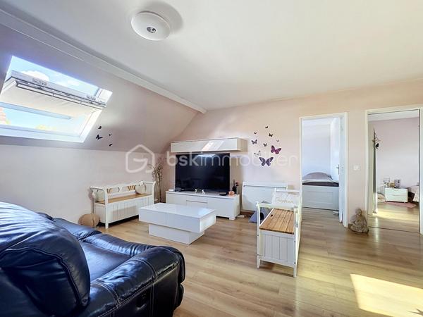 Venez découvrir ce bel appartement 3 pièces FONCTIONNEL et LUMINEUX avec de FAIBLES CHARGES de copropriété et SANS AUCUNS TRAVAUX À PRÉVOIR. 
Vous n’aurez plus qu’à poser vos valises !

Il se compose d’un SÉJOUR TRAVERSANT et LUMINEUX, de DEUX CHAMBRES spacieuses, d’une CUISINE MODERNE aménagée et équipée, ainsi que d’une SALLE D’EAU avec DOUCHE à l'ITALIENNE, sèche serviette et WC.

Idéalement situé, l’appartement bénéficie d’un ACCÈS RAPIDES à toutes les COMMODITÉS à pied : centre-ville, commerces, transports, mini-crèche, groupe scolaire et collège.
Vous pourrez également récupérer les GRANDS AXES ROUTIERS tels que la D1004 (Ancienne N4) direction Pontault Combault ou Provins puis la Francilienne A104. 

Les +++
•	Très bon DPE : C – Ges en A
•	Appartement très bien entretenu
•	 Aucuns travaux à prévoir
•	Vélux changés en Novembre 2021
•	Fibre déployée et installée
•	Porte sécurisée avec digicode à l’entrée de l’immeuble
•	Petite copropriété
•	Faibles charges
•	Non loin de Disneyland Paris

Vous l’avez compris, ce bien à tout pour vous séduire ! Il est IDÉAL pour une PREMIÈRE ACQUISITION, ou un INVESTISSEMENT LOCATIF.
À découvrir rapidement ! Prenez rendez-vous dès maintenant pour organiser votre visite.