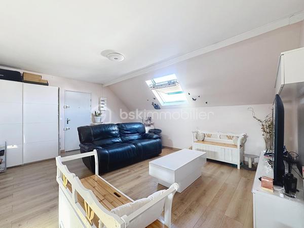 Venez découvrir ce bel appartement 3 pièces FONCTIONNEL et LUMINEUX avec de FAIBLES CHARGES de copropriété et SANS AUCUNS TRAVAUX À PRÉVOIR. 
Vous n’aurez plus qu’à poser vos valises !

Il se compose d’un SÉJOUR TRAVERSANT et LUMINEUX, de DEUX CHAMBRES spacieuses, d’une CUISINE MODERNE aménagée et équipée, ainsi que d’une SALLE D’EAU avec DOUCHE à l'ITALIENNE, sèche serviette et WC.

Idéalement situé, l’appartement bénéficie d’un ACCÈS RAPIDES à toutes les COMMODITÉS à pied : centre-ville, commerces, transports, mini-crèche, groupe scolaire et collège.
Vous pourrez également récupérer les GRANDS AXES ROUTIERS tels que la D1004 (Ancienne N4) direction Pontault Combault ou Provins puis la Francilienne A104. 

Les +++
•	Très bon DPE : C – Ges en A
•	Appartement très bien entretenu
•	 Aucuns travaux à prévoir
•	Vélux changés en Novembre 2021
•	Fibre déployée et installée
•	Porte sécurisée avec digicode à l’entrée de l’immeuble
•	Petite copropriété
•	Faibles charges
•	Non loin de Disneyland Paris

Vous l’avez compris, ce bien à tout pour vous séduire ! Il est IDÉAL pour une PREMIÈRE ACQUISITION, ou un INVESTISSEMENT LOCATIF.
À découvrir rapidement ! Prenez rendez-vous dès maintenant pour organiser votre visite.