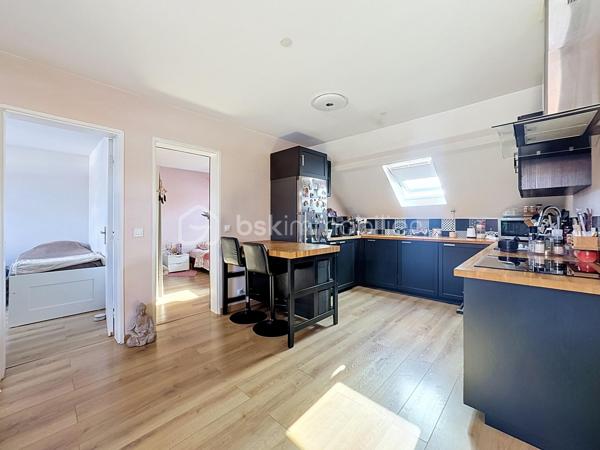 Venez découvrir ce bel appartement 3 pièces FONCTIONNEL et LUMINEUX avec de FAIBLES CHARGES de copropriété et SANS AUCUNS TRAVAUX À PRÉVOIR. 
Vous n’aurez plus qu’à poser vos valises !

Il se compose d’un SÉJOUR TRAVERSANT et LUMINEUX, de DEUX CHAMBRES spacieuses, d’une CUISINE MODERNE aménagée et équipée, ainsi que d’une SALLE D’EAU avec DOUCHE à l'ITALIENNE, sèche serviette et WC.

Idéalement situé, l’appartement bénéficie d’un ACCÈS RAPIDES à toutes les COMMODITÉS à pied : centre-ville, commerces, transports, mini-crèche, groupe scolaire et collège.
Vous pourrez également récupérer les GRANDS AXES ROUTIERS tels que la D1004 (Ancienne N4) direction Pontault Combault ou Provins puis la Francilienne A104. 

Les +++
•	Très bon DPE : C – Ges en A
•	Appartement très bien entretenu
•	 Aucuns travaux à prévoir
•	Vélux changés en Novembre 2021
•	Fibre déployée et installée
•	Porte sécurisée avec digicode à l’entrée de l’immeuble
•	Petite copropriété
•	Faibles charges
•	Non loin de Disneyland Paris

Vous l’avez compris, ce bien à tout pour vous séduire ! Il est IDÉAL pour une PREMIÈRE ACQUISITION, ou un INVESTISSEMENT LOCATIF.
À découvrir rapidement ! Prenez rendez-vous dès maintenant pour organiser votre visite.