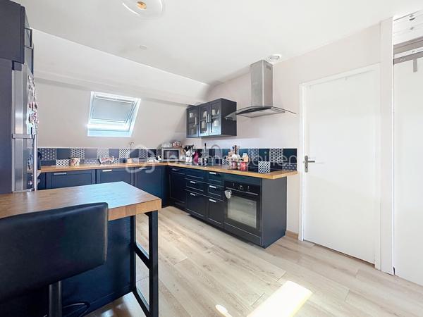 Venez découvrir ce bel appartement 3 pièces FONCTIONNEL et LUMINEUX avec de FAIBLES CHARGES de copropriété et SANS AUCUNS TRAVAUX À PRÉVOIR. 
Vous n’aurez plus qu’à poser vos valises !

Il se compose d’un SÉJOUR TRAVERSANT et LUMINEUX, de DEUX CHAMBRES spacieuses, d’une CUISINE MODERNE aménagée et équipée, ainsi que d’une SALLE D’EAU avec DOUCHE à l'ITALIENNE, sèche serviette et WC.

Idéalement situé, l’appartement bénéficie d’un ACCÈS RAPIDES à toutes les COMMODITÉS à pied : centre-ville, commerces, transports, mini-crèche, groupe scolaire et collège.
Vous pourrez également récupérer les GRANDS AXES ROUTIERS tels que la D1004 (Ancienne N4) direction Pontault Combault ou Provins puis la Francilienne A104. 

Les +++
•	Très bon DPE : C – Ges en A
•	Appartement très bien entretenu
•	 Aucuns travaux à prévoir
•	Vélux changés en Novembre 2021
•	Fibre déployée et installée
•	Porte sécurisée avec digicode à l’entrée de l’immeuble
•	Petite copropriété
•	Faibles charges
•	Non loin de Disneyland Paris

Vous l’avez compris, ce bien à tout pour vous séduire ! Il est IDÉAL pour une PREMIÈRE ACQUISITION, ou un INVESTISSEMENT LOCATIF.
À découvrir rapidement ! Prenez rendez-vous dès maintenant pour organiser votre visite.