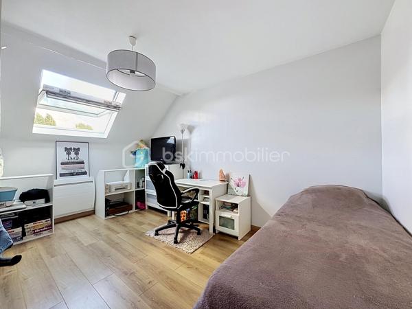 Venez découvrir ce bel appartement 3 pièces FONCTIONNEL et LUMINEUX avec de FAIBLES CHARGES de copropriété et SANS AUCUNS TRAVAUX À PRÉVOIR. 
Vous n’aurez plus qu’à poser vos valises !

Il se compose d’un SÉJOUR TRAVERSANT et LUMINEUX, de DEUX CHAMBRES spacieuses, d’une CUISINE MODERNE aménagée et équipée, ainsi que d’une SALLE D’EAU avec DOUCHE à l'ITALIENNE, sèche serviette et WC.

Idéalement situé, l’appartement bénéficie d’un ACCÈS RAPIDES à toutes les COMMODITÉS à pied : centre-ville, commerces, transports, mini-crèche, groupe scolaire et collège.
Vous pourrez également récupérer les GRANDS AXES ROUTIERS tels que la D1004 (Ancienne N4) direction Pontault Combault ou Provins puis la Francilienne A104. 

Les +++
•	Très bon DPE : C – Ges en A
•	Appartement très bien entretenu
•	 Aucuns travaux à prévoir
•	Vélux changés en Novembre 2021
•	Fibre déployée et installée
•	Porte sécurisée avec digicode à l’entrée de l’immeuble
•	Petite copropriété
•	Faibles charges
•	Non loin de Disneyland Paris

Vous l’avez compris, ce bien à tout pour vous séduire ! Il est IDÉAL pour une PREMIÈRE ACQUISITION, ou un INVESTISSEMENT LOCATIF.
À découvrir rapidement ! Prenez rendez-vous dès maintenant pour organiser votre visite.
