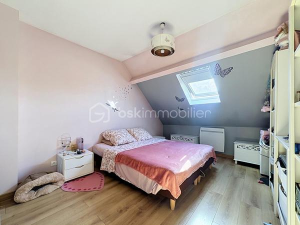 Venez découvrir ce bel appartement 3 pièces FONCTIONNEL et LUMINEUX avec de FAIBLES CHARGES de copropriété et SANS AUCUNS TRAVAUX À PRÉVOIR. 
Vous n’aurez plus qu’à poser vos valises !

Il se compose d’un SÉJOUR TRAVERSANT et LUMINEUX, de DEUX CHAMBRES spacieuses, d’une CUISINE MODERNE aménagée et équipée, ainsi que d’une SALLE D’EAU avec DOUCHE à l'ITALIENNE, sèche serviette et WC.

Idéalement situé, l’appartement bénéficie d’un ACCÈS RAPIDES à toutes les COMMODITÉS à pied : centre-ville, commerces, transports, mini-crèche, groupe scolaire et collège.
Vous pourrez également récupérer les GRANDS AXES ROUTIERS tels que la D1004 (Ancienne N4) direction Pontault Combault ou Provins puis la Francilienne A104. 

Les +++
•	Très bon DPE : C – Ges en A
•	Appartement très bien entretenu
•	 Aucuns travaux à prévoir
•	Vélux changés en Novembre 2021
•	Fibre déployée et installée
•	Porte sécurisée avec digicode à l’entrée de l’immeuble
•	Petite copropriété
•	Faibles charges
•	Non loin de Disneyland Paris

Vous l’avez compris, ce bien à tout pour vous séduire ! Il est IDÉAL pour une PREMIÈRE ACQUISITION, ou un INVESTISSEMENT LOCATIF.
À découvrir rapidement ! Prenez rendez-vous dès maintenant pour organiser votre visite.
