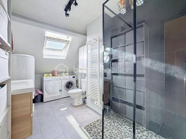 Venez découvrir ce bel appartement 3 pièces FONCTIONNEL et LUMINEUX avec de FAIBLES CHARGES de copropriété et SANS AUCUNS TRAVAUX À PRÉVOIR. 
Vous n’aurez plus qu’à poser vos valises !

Il se compose d’un SÉJOUR TRAVERSANT et LUMINEUX, de DEUX CHAMBRES spacieuses, d’une CUISINE MODERNE aménagée et équipée, ainsi que d’une SALLE D’EAU avec DOUCHE à l'ITALIENNE, sèche serviette et WC.

Idéalement situé, l’appartement bénéficie d’un ACCÈS RAPIDES à toutes les COMMODITÉS à pied : centre-ville, commerces, transports, mini-crèche, groupe scolaire et collège.
Vous pourrez également récupérer les GRANDS AXES ROUTIERS tels que la D1004 (Ancienne N4) direction Pontault Combault ou Provins puis la Francilienne A104. 

Les +++
•	Très bon DPE : C – Ges en A
•	Appartement très bien entretenu
•	 Aucuns travaux à prévoir
•	Vélux changés en Novembre 2021
•	Fibre déployée et installée
•	Porte sécurisée avec digicode à l’entrée de l’immeuble
•	Petite copropriété
•	Faibles charges
•	Non loin de Disneyland Paris

Vous l’avez compris, ce bien à tout pour vous séduire ! Il est IDÉAL pour une PREMIÈRE ACQUISITION, ou un INVESTISSEMENT LOCATIF.
À découvrir rapidement ! Prenez rendez-vous dès maintenant pour organiser votre visite.