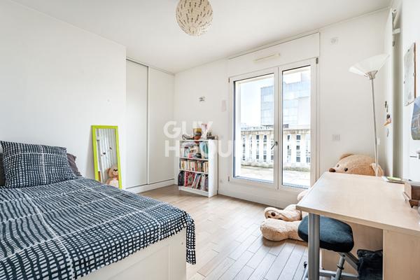 APPARTEMENT 5 PIECES EN DERNIER ETAGE AVEC TERRASSE, PARKINGS ET CAVE