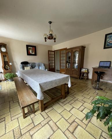 Maison au calme avec grand terrain et beau potentiel