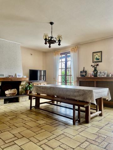 Maison au calme avec grand terrain et beau potentiel