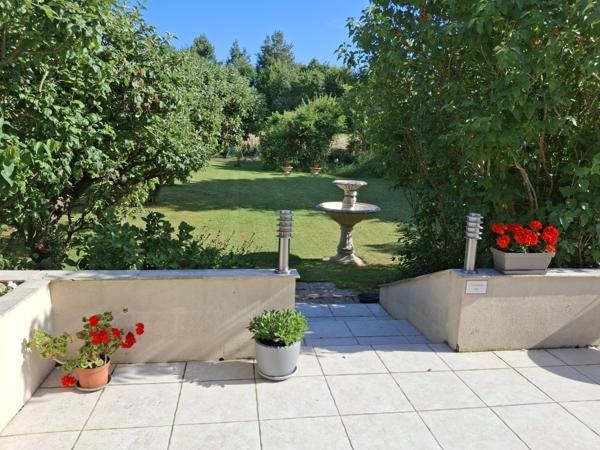 Maison au calme avec grand terrain et beau potentiel