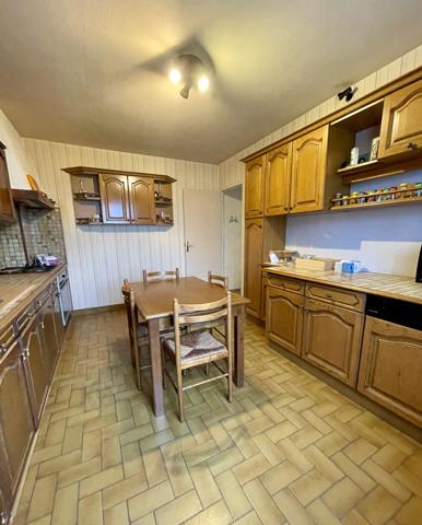 Maison au calme avec grand terrain et beau potentiel