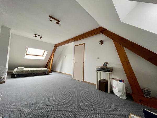 Maison au calme avec grand terrain et beau potentiel