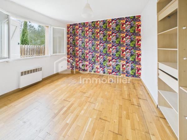 Maison de plain-pied, jardin, proche du centre.