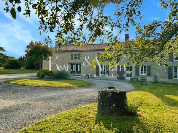 MAISON EN PIERRE DE 216 m2 4 chambres piscine et dépendances