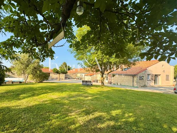 MAISON EN PIERRE DE 216 m2 4 chambres piscine et dépendances