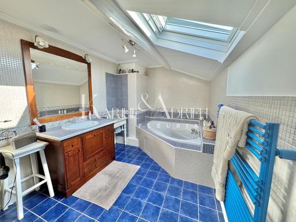 MAISON EN PIERRE DE 216 m2 4 chambres piscine et dépendances