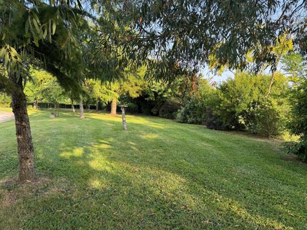 MAISON EN PIERRE DE 216 m2 4 chambres piscine et dépendances