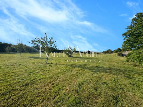 MAISON EN PIERRE DE 216 m2 4 chambres piscine et dépendances