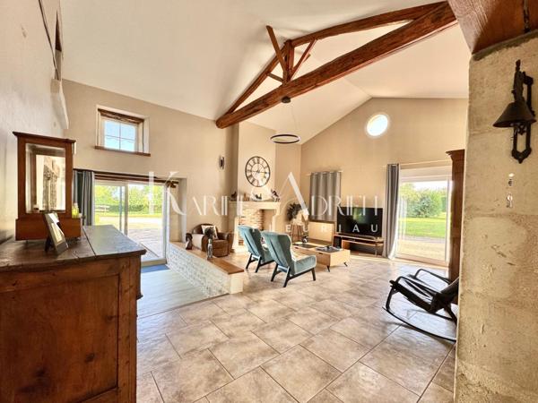 MAISON EN PIERRE DE 216 m2 4 chambres piscine et dépendances