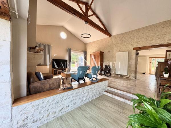 MAISON EN PIERRE DE 216 m2 4 chambres piscine et dépendances