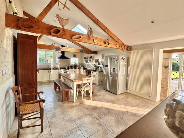 MAISON EN PIERRE DE 216 m2 4 chambres piscine et dépendances