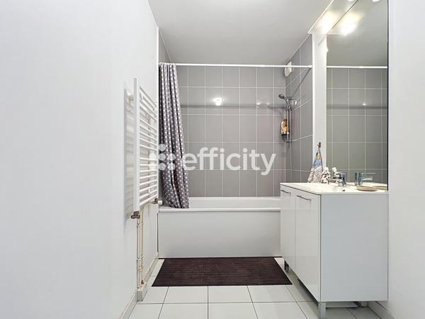 Appartement
         3 pièces
        - 61 m² 169 800 € *