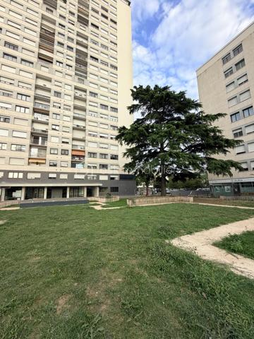Tours – Quartier Verdun

Dans la résidence de standing Le Belvédère, découvrez ce spacieux appartement situé au 4e étage avec ascenseur.

Lumineux et parfaitement agencé, il se compose d'une entrée, d'un salon-séjour agréable, d'une cuisine équipée et aménagée, de deux chambres, d'une salle d'eau, d'une salle de bains et de WC séparés.

Une cave complète ce bien.

Les fenêtres en aluminium et pvc, et les volets roulants électriques assurent un confort optimal au quotidien.

Un appartement rare par ses volumes, sa luminosité et son emplacement recherché.

À découvrir rapidement.