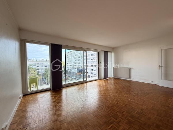 Tours – Quartier Verdun

Dans la résidence de standing Le Belvédère, découvrez ce spacieux appartement situé au 4e étage avec ascenseur.

Lumineux et parfaitement agencé, il se compose d'une entrée, d'un salon-séjour agréable, d'une cuisine équipée et aménagée, de deux chambres, d'une salle d'eau, d'une salle de bains et de WC séparés.

Une cave complète ce bien.

Les fenêtres en aluminium et pvc, et les volets roulants électriques assurent un confort optimal au quotidien.

Un appartement rare par ses volumes, sa luminosité et son emplacement recherché.

À découvrir rapidement.