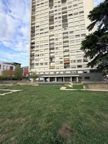 Tours – Quartier Verdun

Dans la résidence de standing Le Belvédère, découvrez ce spacieux appartement situé au 4e étage avec ascenseur.

Lumineux et parfaitement agencé, il se compose d'une entrée, d'un salon-séjour agréable, d'une cuisine équipée et aménagée, de deux chambres, d'une salle d'eau, d'une salle de bains et de WC séparés.

Une cave complète ce bien.

Les fenêtres en aluminium et pvc, et les volets roulants électriques assurent un confort optimal au quotidien.

Un appartement rare par ses volumes, sa luminosité et son emplacement recherché.

À découvrir rapidement.