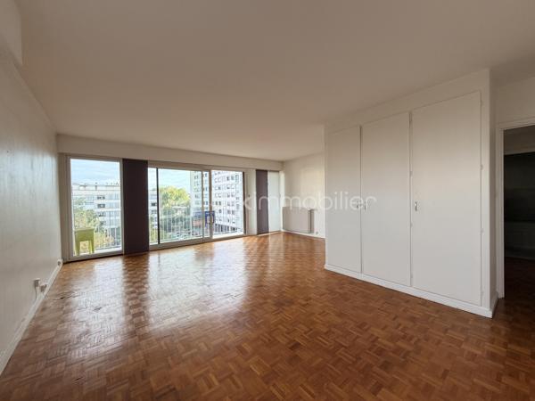 Tours – Quartier Verdun

Dans la résidence de standing Le Belvédère, découvrez ce spacieux appartement situé au 4e étage avec ascenseur.

Lumineux et parfaitement agencé, il se compose d'une entrée, d'un salon-séjour agréable, d'une cuisine équipée et aménagée, de deux chambres, d'une salle d'eau, d'une salle de bains et de WC séparés.

Une cave complète ce bien.

Les fenêtres en aluminium et pvc, et les volets roulants électriques assurent un confort optimal au quotidien.

Un appartement rare par ses volumes, sa luminosité et son emplacement recherché.

À découvrir rapidement.