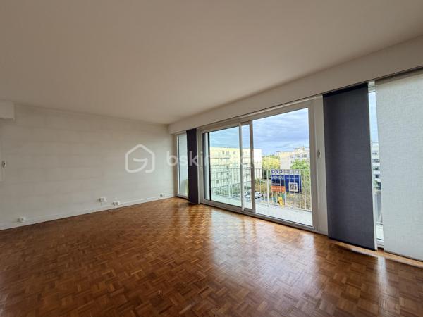 Tours – Quartier Verdun

Dans la résidence de standing Le Belvédère, découvrez ce spacieux appartement situé au 4e étage avec ascenseur.

Lumineux et parfaitement agencé, il se compose d'une entrée, d'un salon-séjour agréable, d'une cuisine équipée et aménagée, de deux chambres, d'une salle d'eau, d'une salle de bains et de WC séparés.

Une cave complète ce bien.

Les fenêtres en aluminium et pvc, et les volets roulants électriques assurent un confort optimal au quotidien.

Un appartement rare par ses volumes, sa luminosité et son emplacement recherché.

À découvrir rapidement.