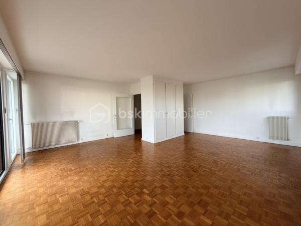 Tours – Quartier Verdun

Dans la résidence de standing Le Belvédère, découvrez ce spacieux appartement situé au 4e étage avec ascenseur.

Lumineux et parfaitement agencé, il se compose d'une entrée, d'un salon-séjour agréable, d'une cuisine équipée et aménagée, de deux chambres, d'une salle d'eau, d'une salle de bains et de WC séparés.

Une cave complète ce bien.

Les fenêtres en aluminium et pvc, et les volets roulants électriques assurent un confort optimal au quotidien.

Un appartement rare par ses volumes, sa luminosité et son emplacement recherché.

À découvrir rapidement.
