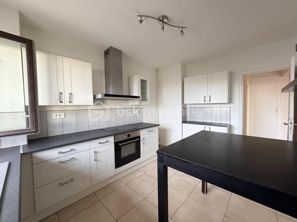 Tours – Quartier Verdun

Dans la résidence de standing Le Belvédère, découvrez ce spacieux appartement situé au 4e étage avec ascenseur.

Lumineux et parfaitement agencé, il se compose d'une entrée, d'un salon-séjour agréable, d'une cuisine équipée et aménagée, de deux chambres, d'une salle d'eau, d'une salle de bains et de WC séparés.

Une cave complète ce bien.

Les fenêtres en aluminium et pvc, et les volets roulants électriques assurent un confort optimal au quotidien.

Un appartement rare par ses volumes, sa luminosité et son emplacement recherché.

À découvrir rapidement.