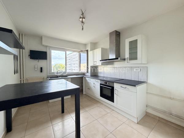 Tours – Quartier Verdun

Dans la résidence de standing Le Belvédère, découvrez ce spacieux appartement situé au 4e étage avec ascenseur.

Lumineux et parfaitement agencé, il se compose d'une entrée, d'un salon-séjour agréable, d'une cuisine équipée et aménagée, de deux chambres, d'une salle d'eau, d'une salle de bains et de WC séparés.

Une cave complète ce bien.

Les fenêtres en aluminium et pvc, et les volets roulants électriques assurent un confort optimal au quotidien.

Un appartement rare par ses volumes, sa luminosité et son emplacement recherché.

À découvrir rapidement.