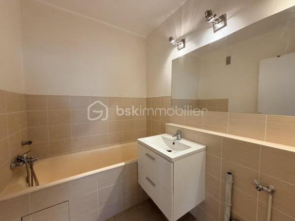Tours – Quartier Verdun

Dans la résidence de standing Le Belvédère, découvrez ce spacieux appartement situé au 4e étage avec ascenseur.

Lumineux et parfaitement agencé, il se compose d'une entrée, d'un salon-séjour agréable, d'une cuisine équipée et aménagée, de deux chambres, d'une salle d'eau, d'une salle de bains et de WC séparés.

Une cave complète ce bien.

Les fenêtres en aluminium et pvc, et les volets roulants électriques assurent un confort optimal au quotidien.

Un appartement rare par ses volumes, sa luminosité et son emplacement recherché.

À découvrir rapidement.