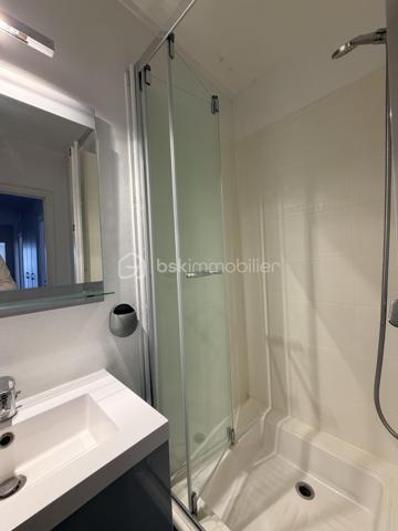 Tours – Quartier Verdun

Dans la résidence de standing Le Belvédère, découvrez ce spacieux appartement situé au 4e étage avec ascenseur.

Lumineux et parfaitement agencé, il se compose d'une entrée, d'un salon-séjour agréable, d'une cuisine équipée et aménagée, de deux chambres, d'une salle d'eau, d'une salle de bains et de WC séparés.

Une cave complète ce bien.

Les fenêtres en aluminium et pvc, et les volets roulants électriques assurent un confort optimal au quotidien.

Un appartement rare par ses volumes, sa luminosité et son emplacement recherché.

À découvrir rapidement.