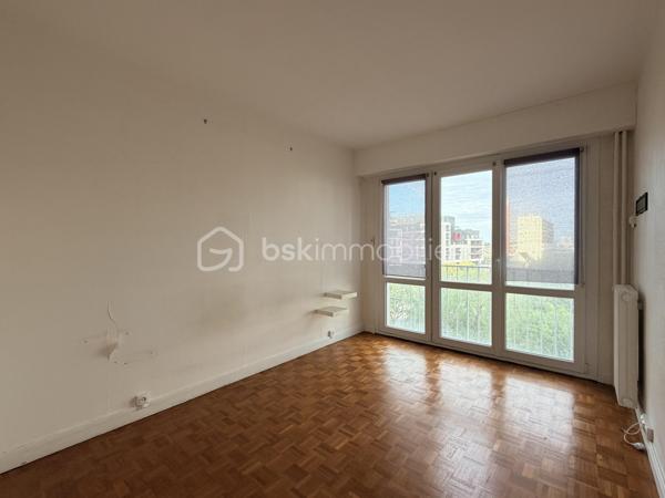 Tours – Quartier Verdun

Dans la résidence de standing Le Belvédère, découvrez ce spacieux appartement situé au 4e étage avec ascenseur.

Lumineux et parfaitement agencé, il se compose d'une entrée, d'un salon-séjour agréable, d'une cuisine équipée et aménagée, de deux chambres, d'une salle d'eau, d'une salle de bains et de WC séparés.

Une cave complète ce bien.

Les fenêtres en aluminium et pvc, et les volets roulants électriques assurent un confort optimal au quotidien.

Un appartement rare par ses volumes, sa luminosité et son emplacement recherché.

À découvrir rapidement.