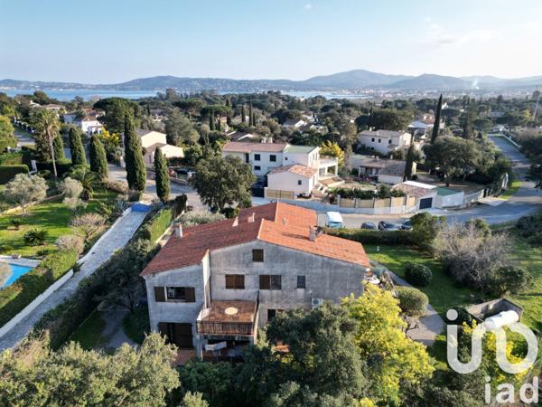 Maison 10 pièces de 235 m² à Grimaud (83310)