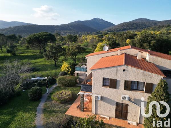 Maison 10 pièces de 235 m² à Grimaud (83310)