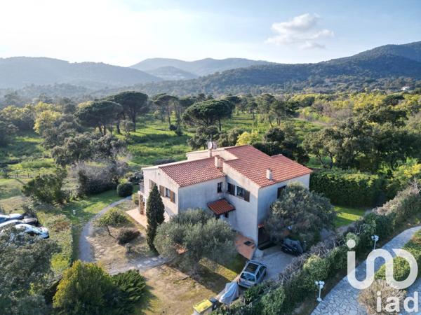 Maison 10 pièces de 235 m² à Grimaud (83310)